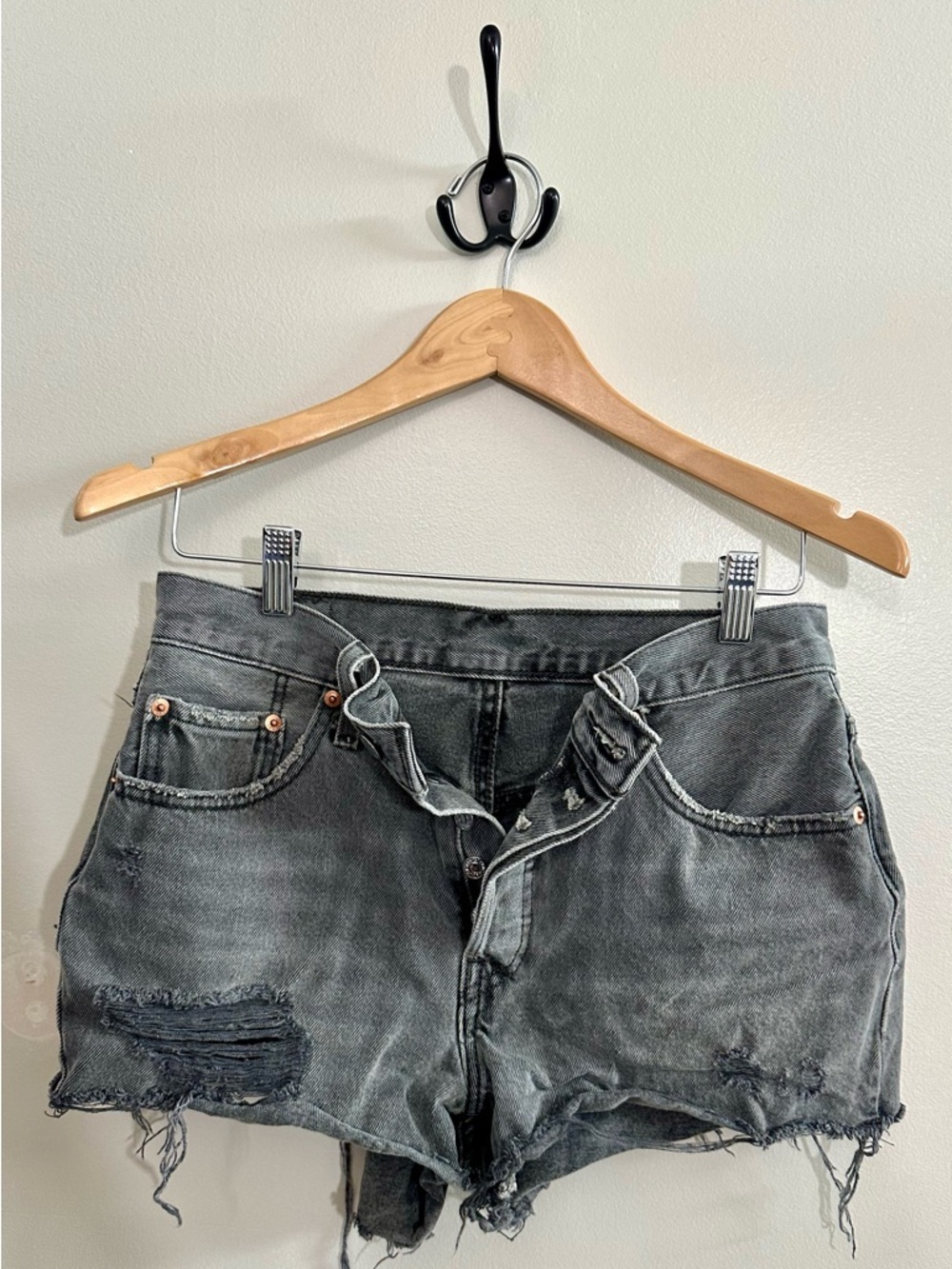 Levi’s 501 High Rise Black Denim Original Button-Fly- Cut Off Hem Women 28